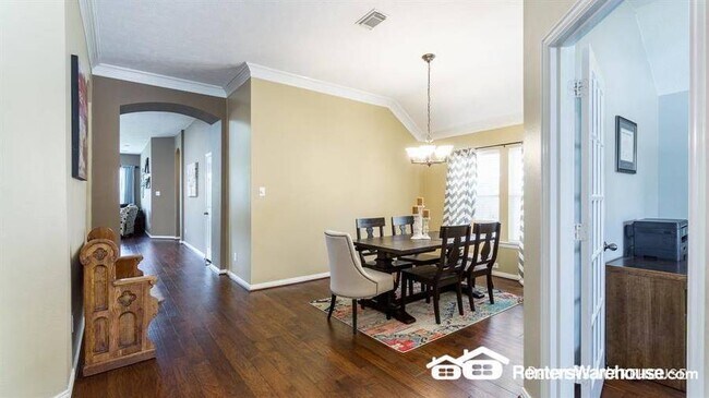 Building Photo - Stunning 3 bedroom, 2 bath in ideal location!
