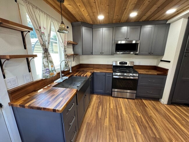 Building Photo - Charming Remodeled Cottage Home in Oak View