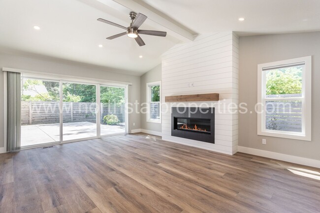 Building Photo - Beautifully fully remodeled Lake Oswego Du...