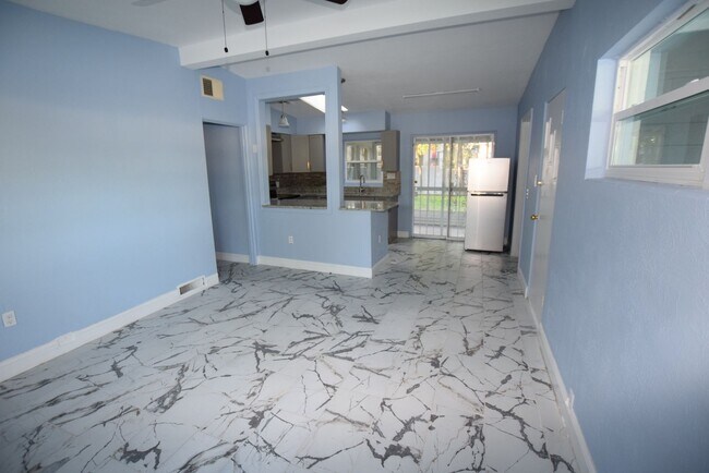 Building Photo - 2637 Healy Dr