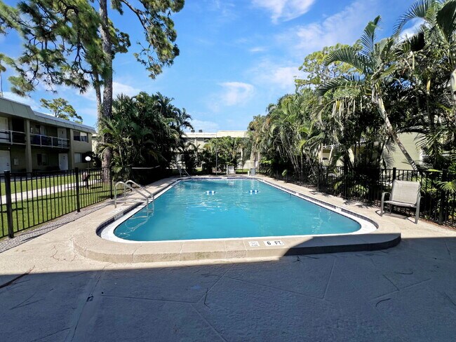 Building Photo - 1852-A Golf View Avenue #10