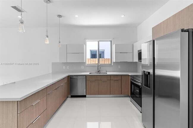 Building Photo - 3563 SW 1st Ave