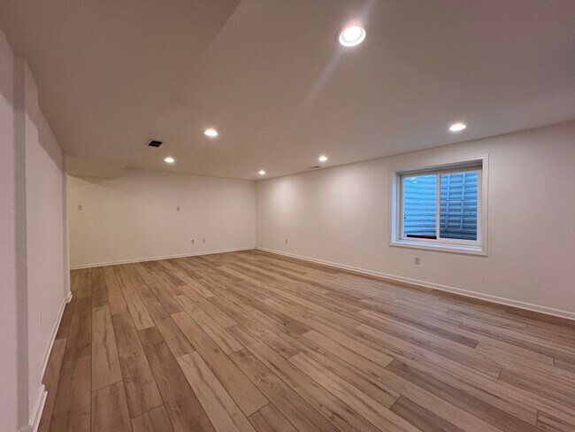 Building Photo - 4170 Bunker Hill Dr N