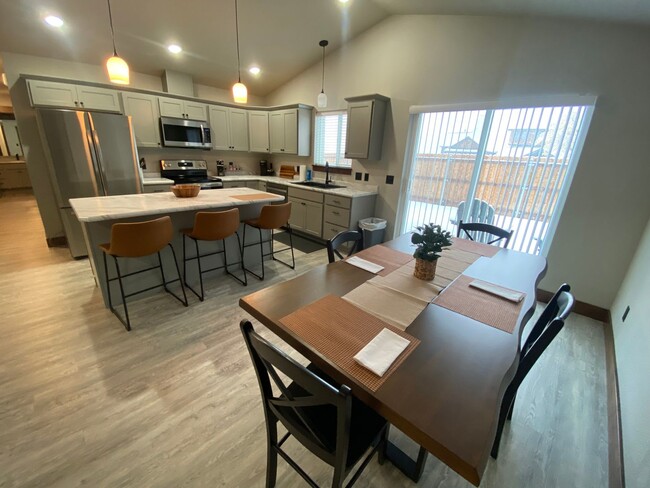 Building Photo - Beautiful 3 bed/2bath Hamilton home Furnished or Unfurnished Options