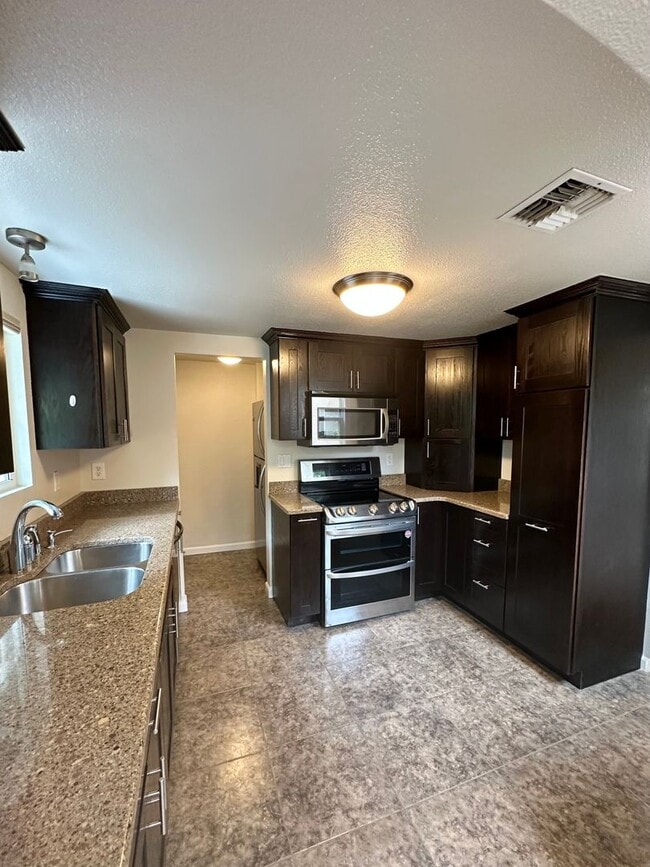 Building Photo - Charming 2-Bedroom, 2- bathroom Home with Bonus Space & Prime Shoreline Location