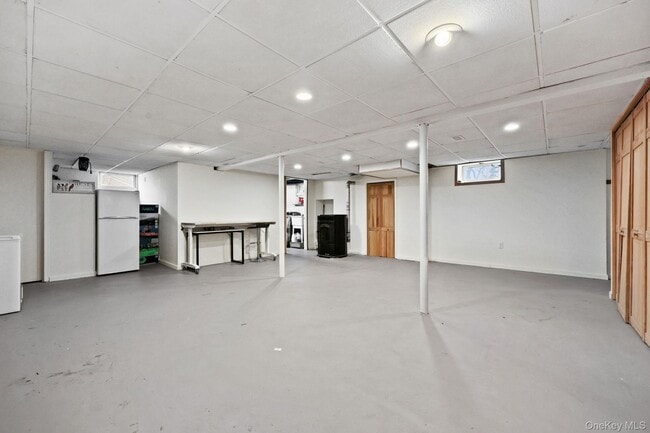 Building Photo - 2881 Meadowcrest Dr