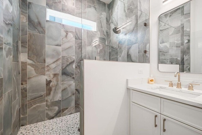 Building Photo - 31 Sarah St