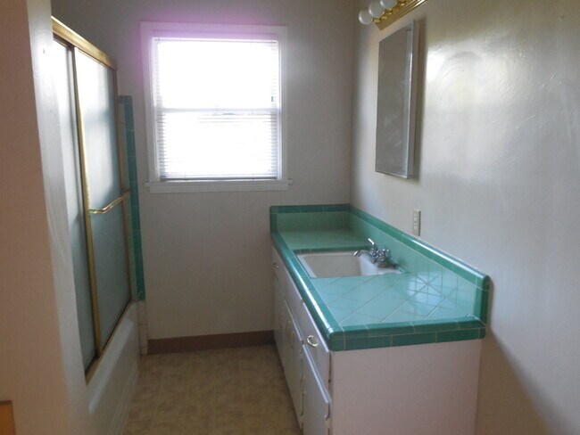 Building Photo - 456 Drakeley Ave