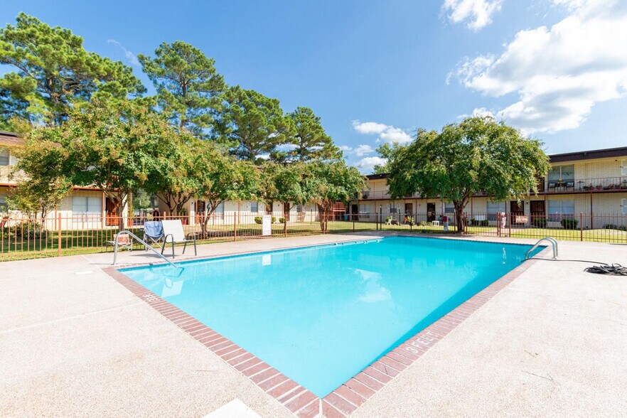 Primary Photo - Courtyard Off the Square Apartments