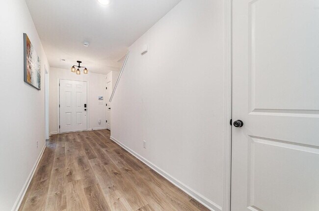 Building Photo - Comfortable & cozy Charlotte Townhouse 10 min from uptown
