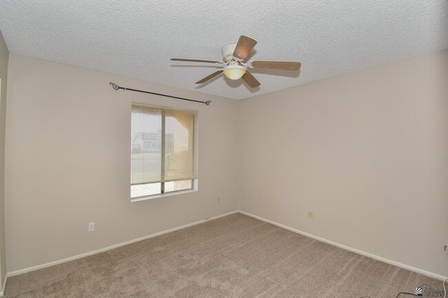 Building Photo - 2716 W Oakwood Ln