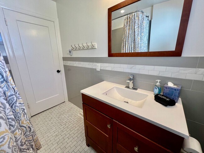 Building Photo - Charming Furnished Home in PG!