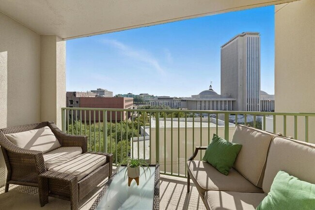 Building Photo - 300 S Duval St