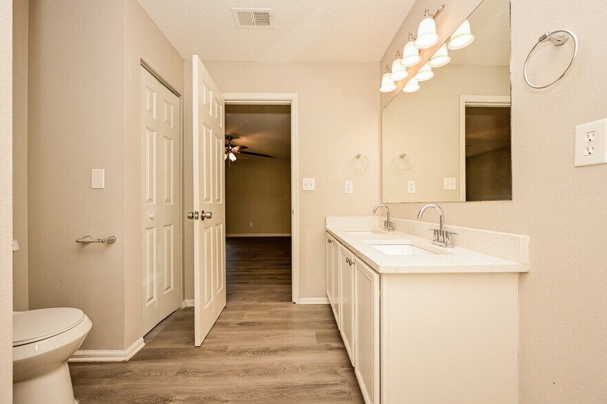 Building Photo - 2009 Farm Hill Ct