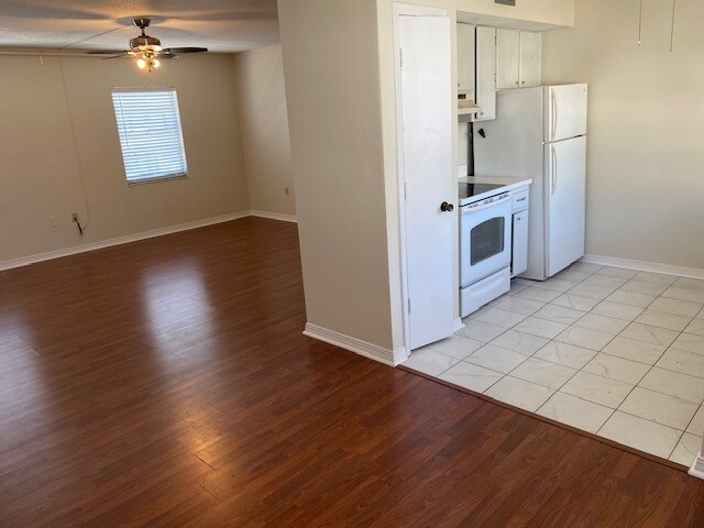 Building Photo - 6965 Avenue des Palais