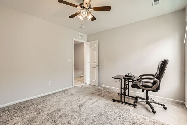 Building Photo - Wonderful 4/2.5 Home in SE Longmont. Large Rooms and Great Fenced Yard. Attached Garage.