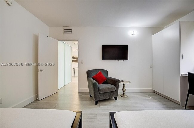 Building Photo - 276 Crandon Blvd