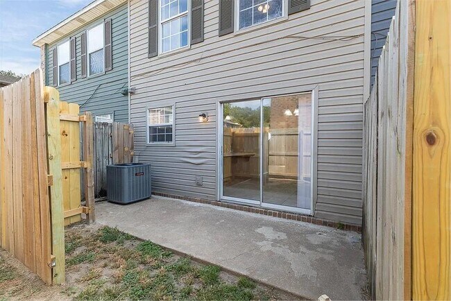 Building Photo - 410 SE J St