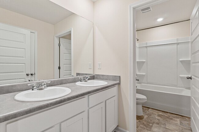 Building Photo - 552 Post Oak Ln