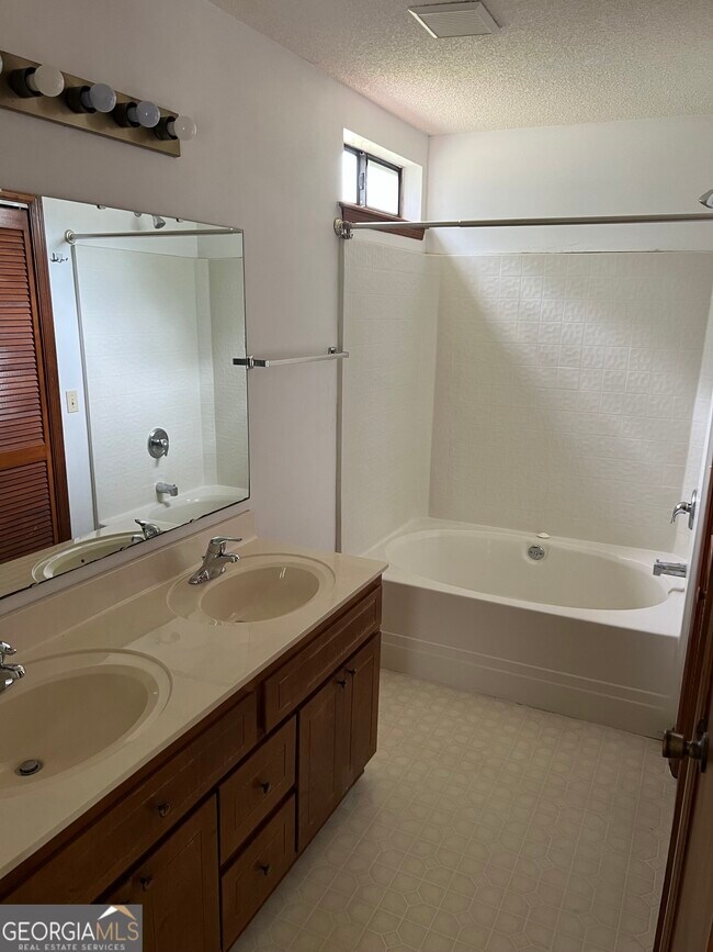 Building Photo - 511 Moeckel Ln