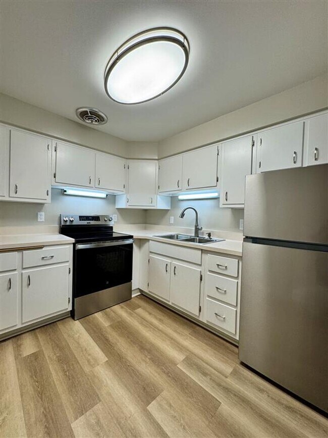 Building Photo - Newly Remodeled 2 Bedroom + den near Hilldale Mall