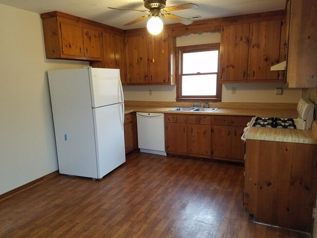 Building Photo - 4 bedroom home on cul-de-sac