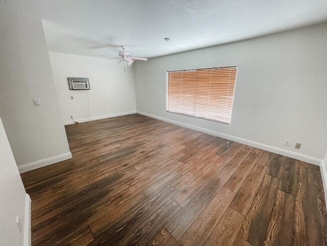 Building Photo - 5 bed/3 bath home in the heart of Spring Valley!