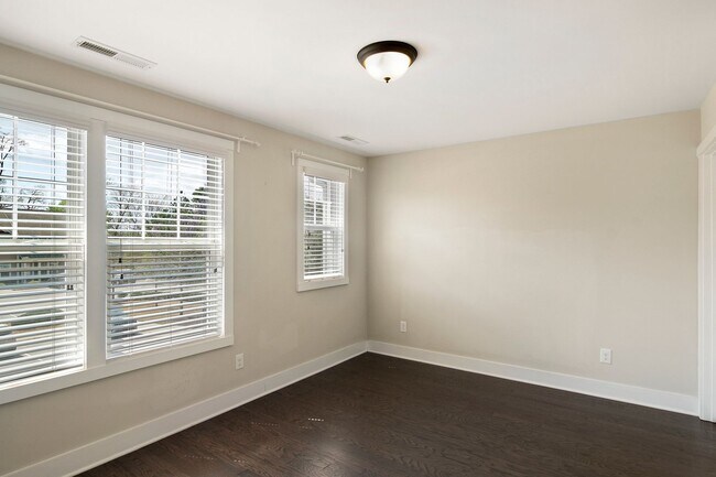 Building Photo - Spacious 3 Bed / 3.5 Bath Townhome Near Raleigh Iron Works & 440!