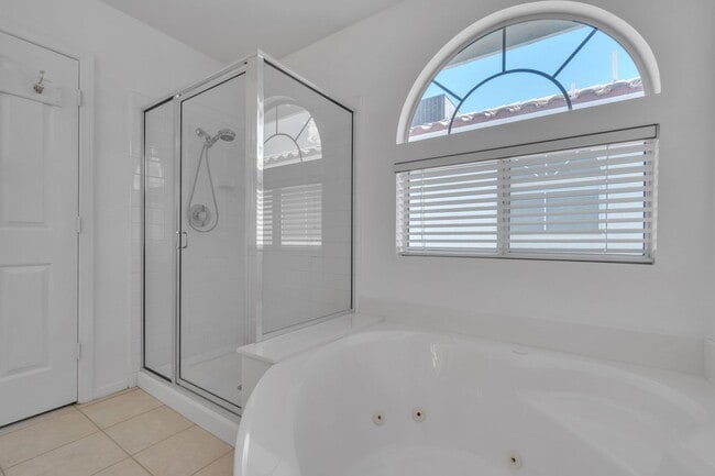 Building Photo - Beautiful Home in West with 4 bedrooms/3 b...