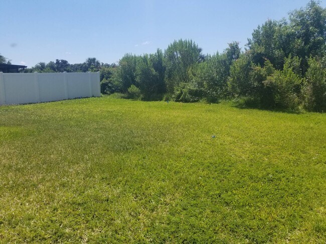 Building Photo - 4 Bedroom /2.5 bath Spacious Home In Sanfo...