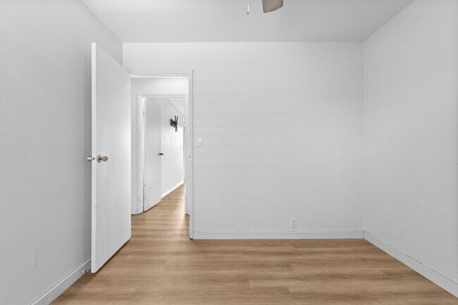 Building Photo - Spacious 3-Bedroom Townhome Across from Pearlridge – Available April 5