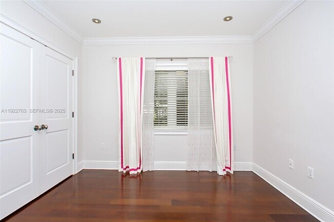 Building Photo - 1400 Alberca St