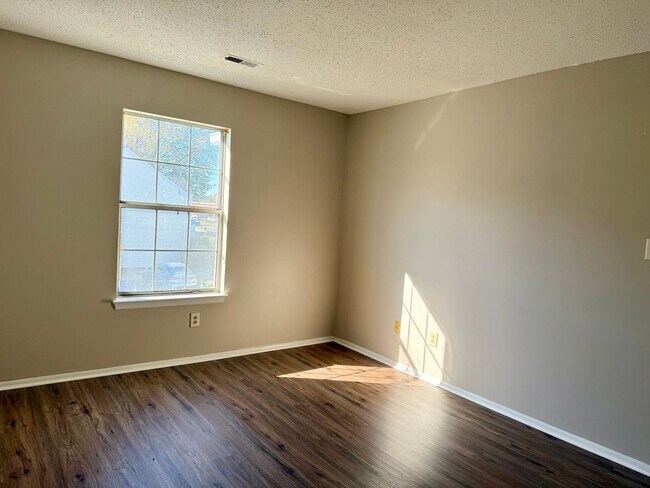 Building Photo - 2 bedroom 2nd Story Condo in Virginia Beach