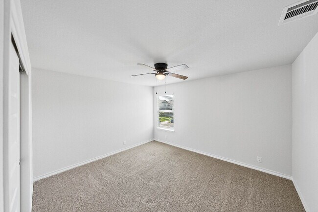 Building Photo - Spacious 5-Bedroom Rental on Oversized Cor...
