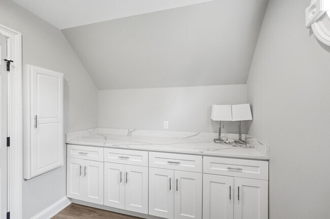 Building Photo - 678 Canterbury Dr