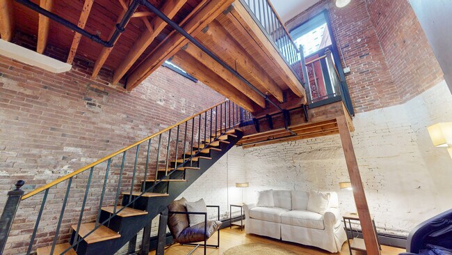 Building Photo - 19 Stanhope St