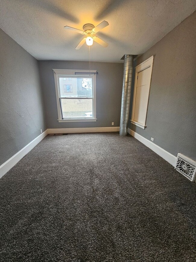 Building Photo - 606-608 W 9th Street