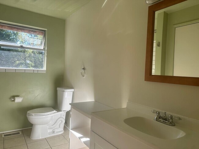 Building Photo - Updated 3-Bedroom Home with Deck & Garage in Mountlake Terrace!!!