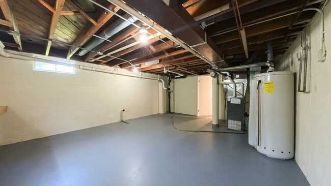 Building Photo - Spacious 3 Bedroom 1.5 Bath Home- Located ...