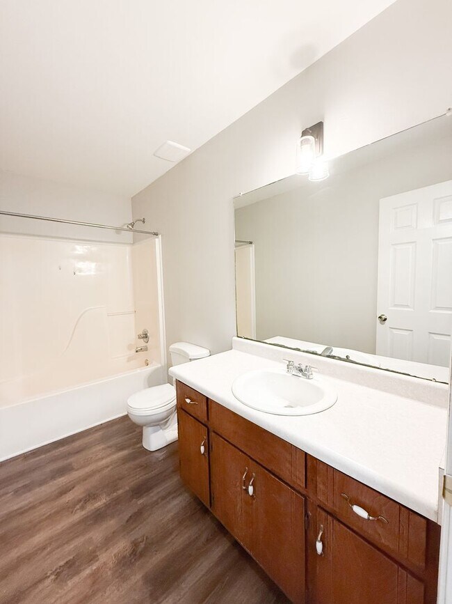 Building Photo - 3 Bedroom 2 Bathroom Home!
