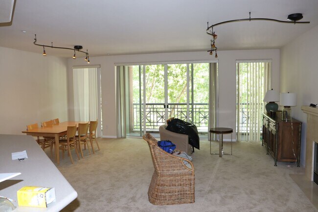 Building Photo - Spacious Downtown Condo