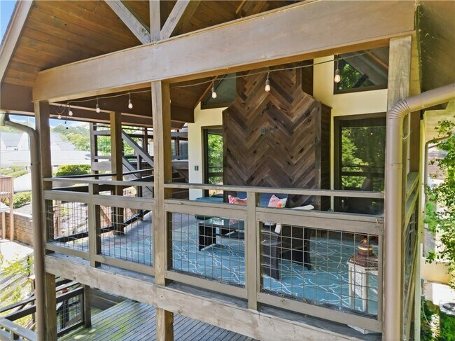Building Photo - 2115 Kemp Dr