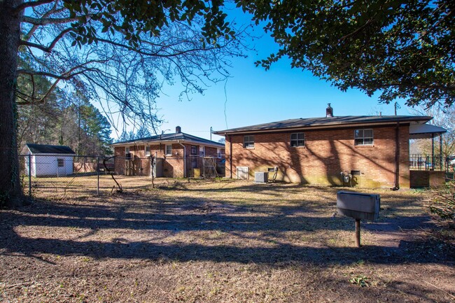 Building Photo - Charming 3 Bedroom brick ranch!