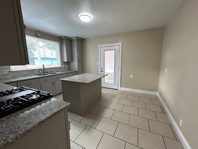 Building Photo - Spacious 2 Bed 2 Bath Close to Downtown