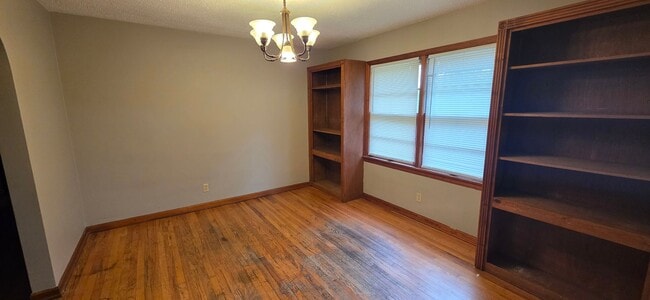 Building Photo - 3 Bedroom 2 Bath Carthage Stone Beauty! $1195