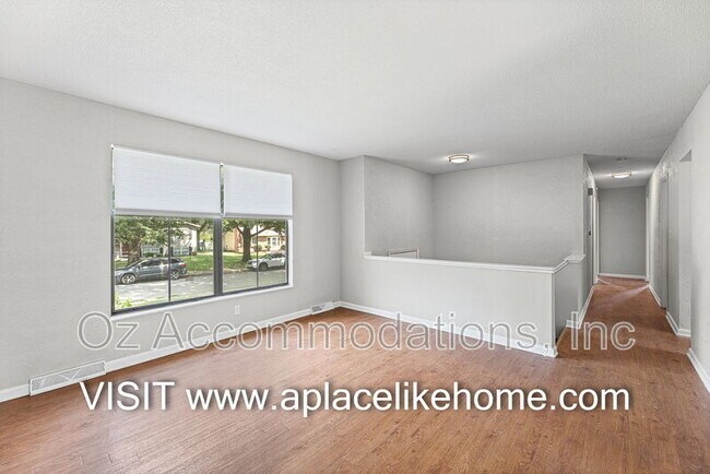 Building Photo - 1105 W Elm Terrace