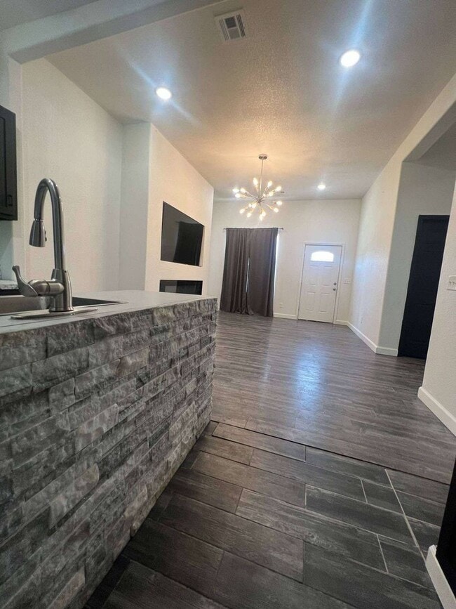 Building Photo - COMING SOON: BEAUTIFUL MODERN 2 BEDROOM / 1 BATHROOM WITH FENCED IN YARD CLOSE TO HOSPITALS IN JO...