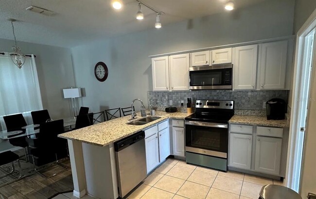 Building Photo - 1737 Royal Ridge Dr