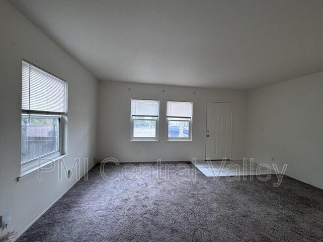 Building Photo - 136 E Stadium Dr