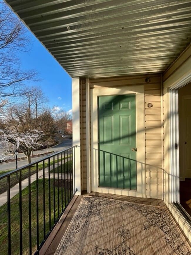 Building Photo - Beautiful 3 BR 2 BA condo in sought after Crown!